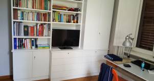 Libreria laccata bianca in legno su misura